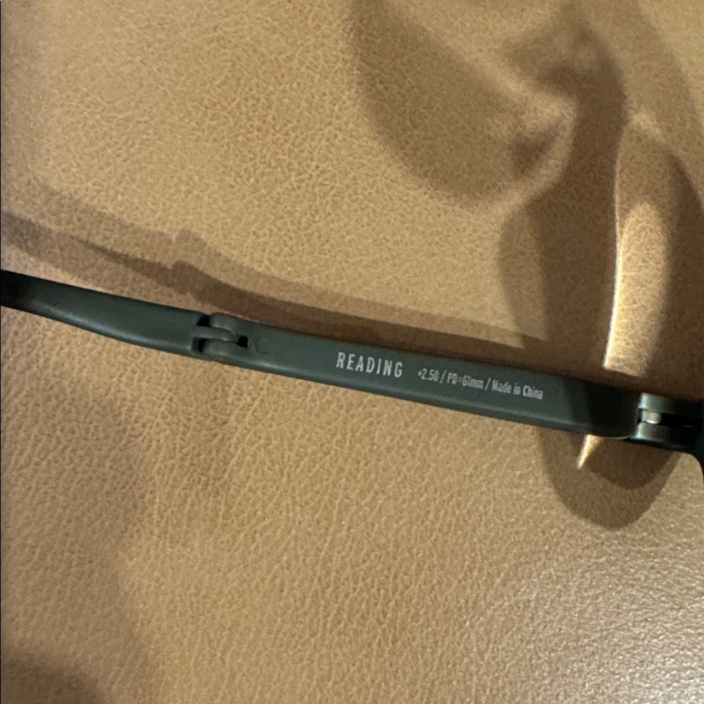 Izipizi folding reading glasses. +2.50. Kaki green. - Picture 11 of 12